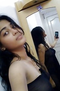 Indian Pooja Rich Family girl shower naked Selfie Leaked